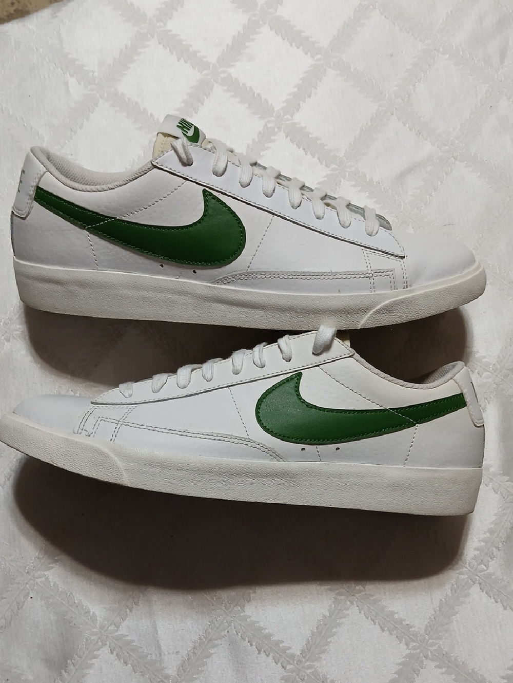 Nike White Leather Low-Top Sneakers with Green Swoosh Size 10.5